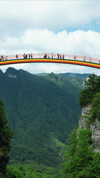 湖北神农架5A景区天燕景区彩虹桥竖屏航拍