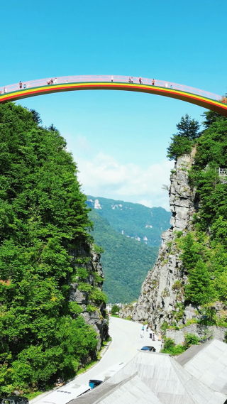 湖北神农架5A景区天燕景区彩虹桥竖屏航拍