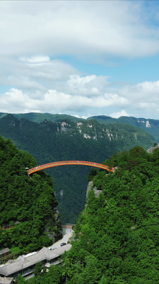 湖北神农架5A景区天燕景区彩虹桥竖屏航拍