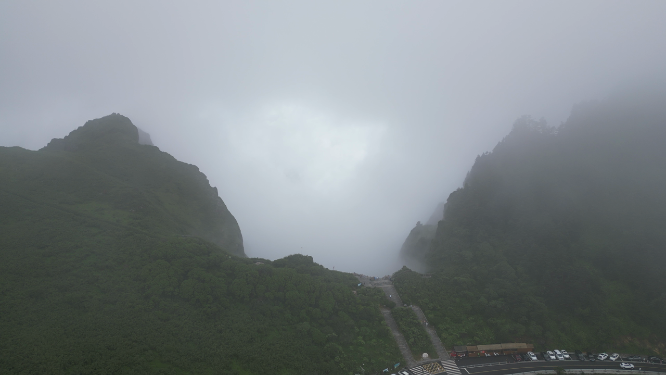 湖北神农架神农谷云雾缭绕