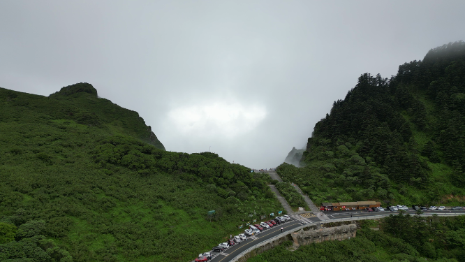 湖北神农架神农谷云雾缭绕