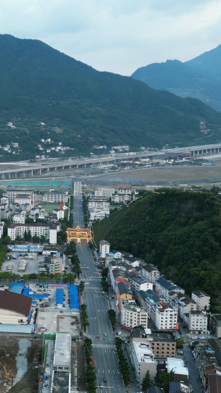 湖北襄阳新山县城市建设竖屏航拍