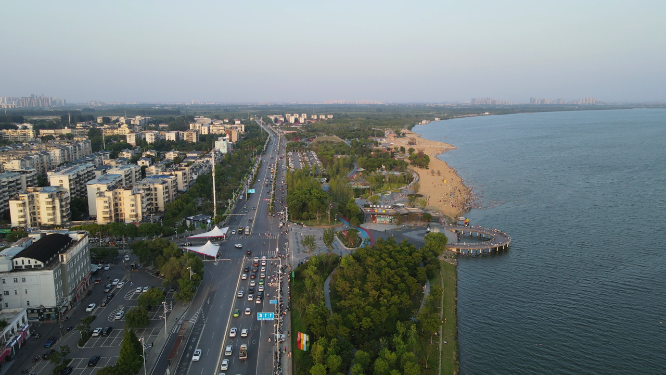 湖北襄阳鱼梁洲快乐水岸夏日游泳 