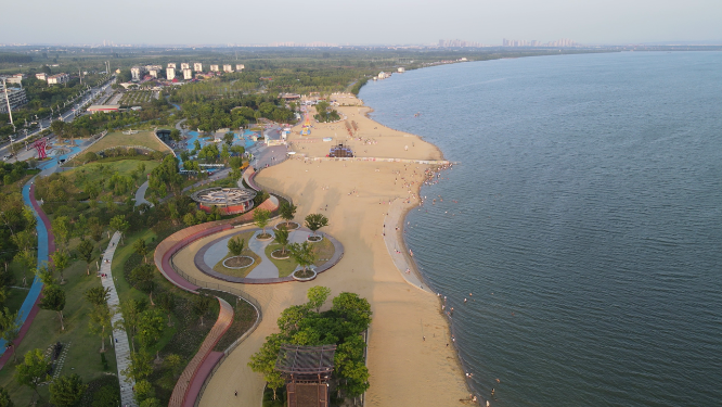 湖北襄阳鱼梁洲快乐水岸夏日游泳 