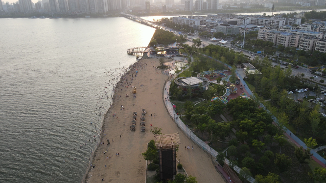 湖北襄阳鱼梁洲快乐水岸夏日游泳 