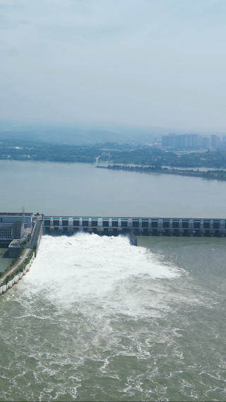 湖北长江三峡葛洲坝竖屏航拍