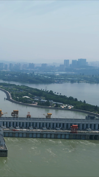 湖北长江三峡葛洲坝竖屏航拍