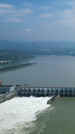 湖北长江三峡葛洲坝竖屏航拍