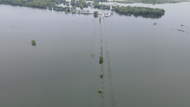 湖南岳阳洞庭湖君山岛被水淹没的公路航拍