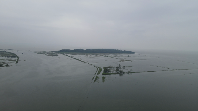 湖南岳阳洞庭湖君山岛被水淹没的公路航拍
