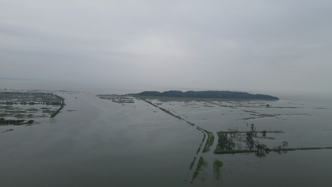 湖南岳阳洞庭湖君山岛被水淹没的公路航拍