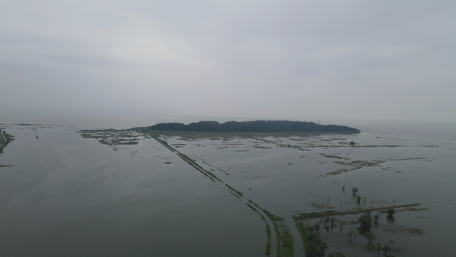 湖南岳阳洞庭湖君山岛被水淹没的公路航拍