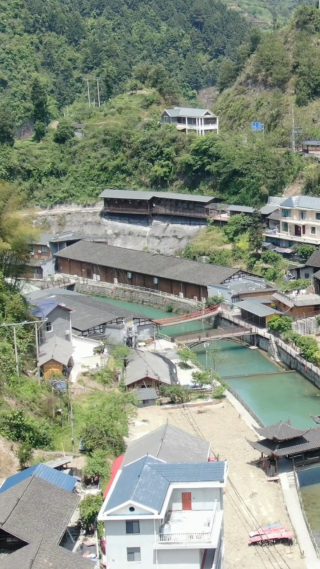 湖南湘西大山中的乡村竖屏航拍