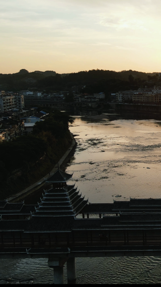 湖南通道风雨桥日落晚霞竖屏航拍