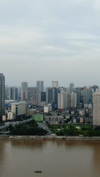 湖南长沙城市清晨迷雾竖屏