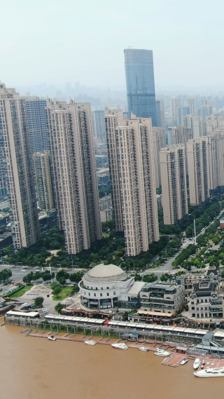 湖南长沙岳麓区高楼建筑竖屏航拍
