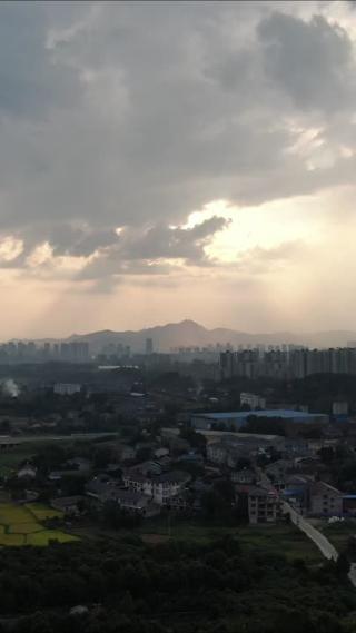 竖屏航拍城市日落晚霞夕阳