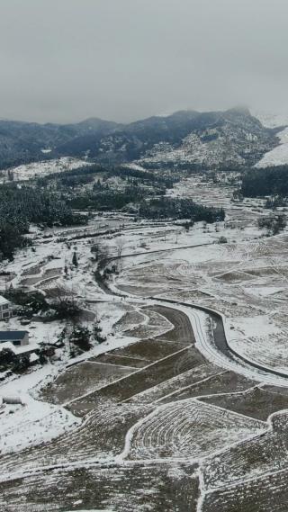 美丽乡村冬天雪景竖屏航拍
