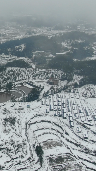 美丽乡村冬天雪景竖屏航拍