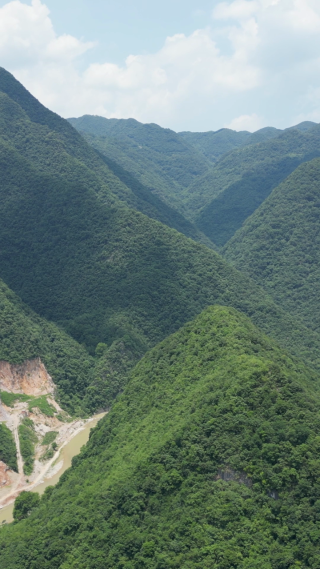 航拍丘陵大山森林风光 