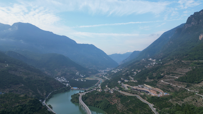 航拍中国最美水上公路湖北新山