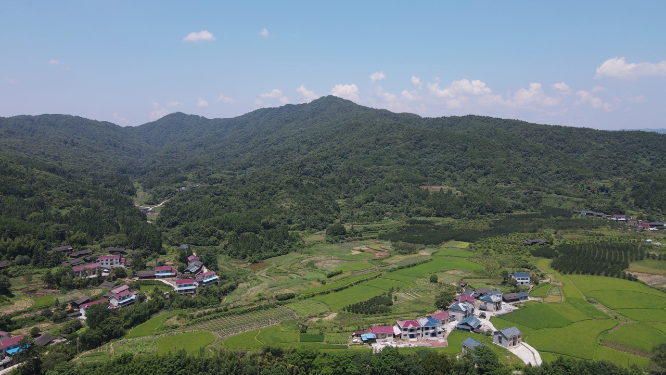 航拍依山傍水美丽乡村 