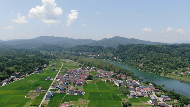 航拍依山傍水美丽乡村 