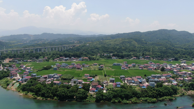 航拍依山傍水美丽乡村 