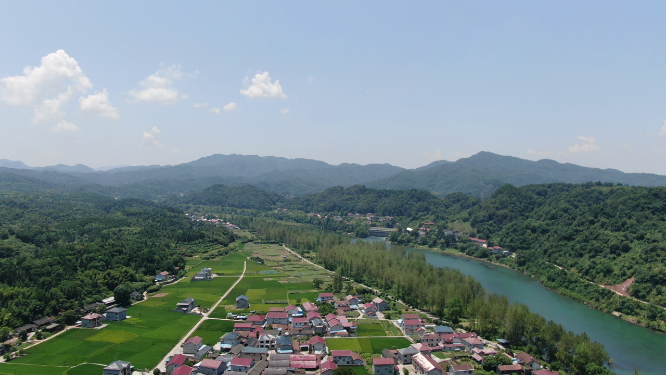 航拍依山傍水美丽乡村 