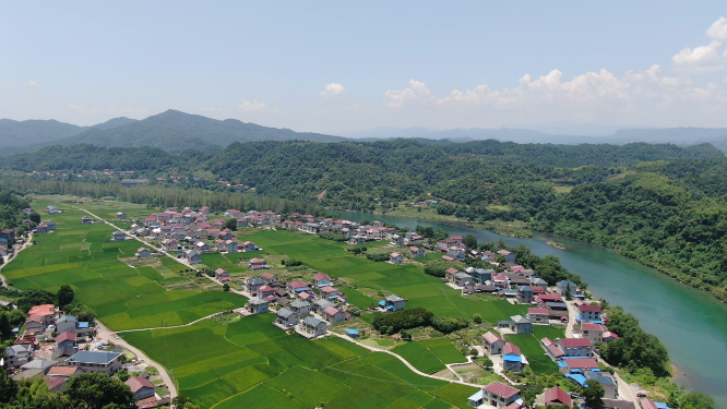 航拍依山傍水美丽乡村 