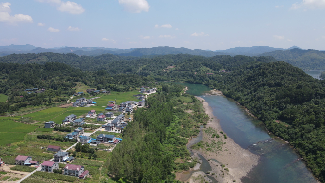 航拍依山傍水美丽乡村 