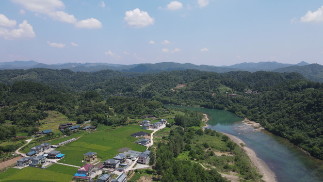 航拍依山傍水美丽乡村 