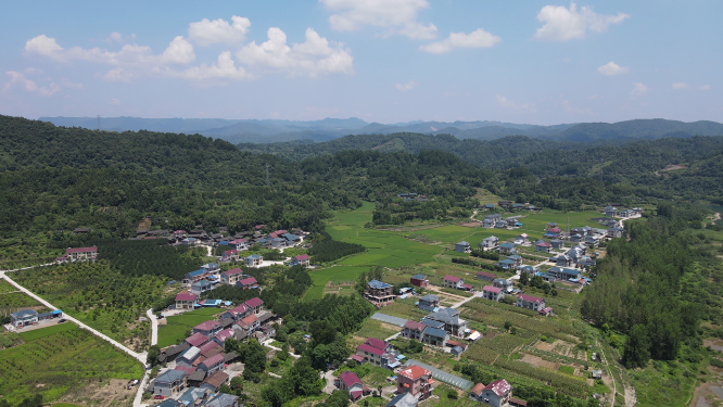 航拍依山傍水美丽乡村 