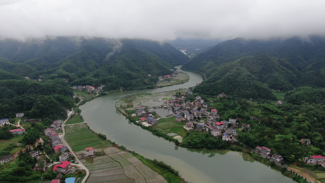 航拍依山傍水美丽乡村田园