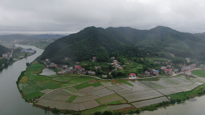 航拍依山傍水美丽乡村田园