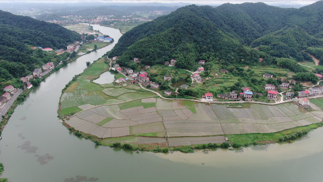 航拍依山傍水美丽乡村田园