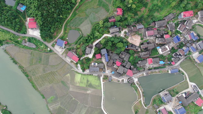 航拍依山傍水美丽乡村田园