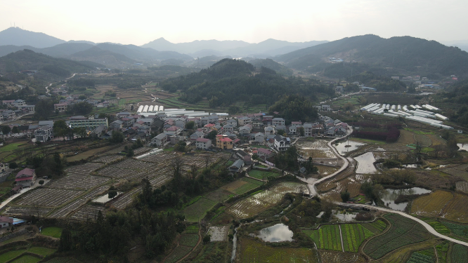 航拍依山而建美丽乡村