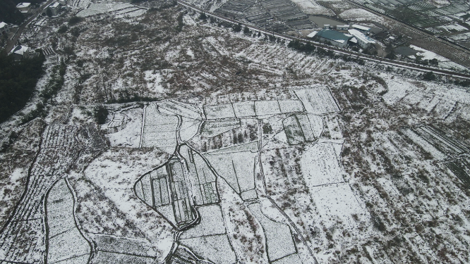 航拍农田冬天雪景