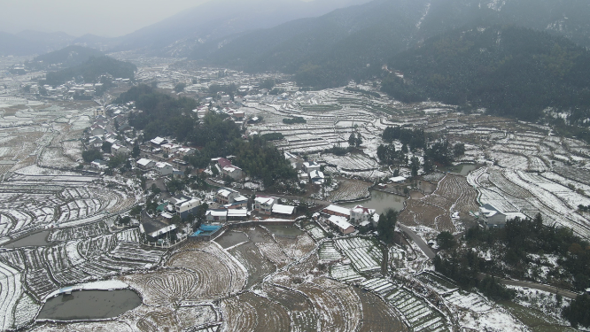 航拍农田冬天雪景