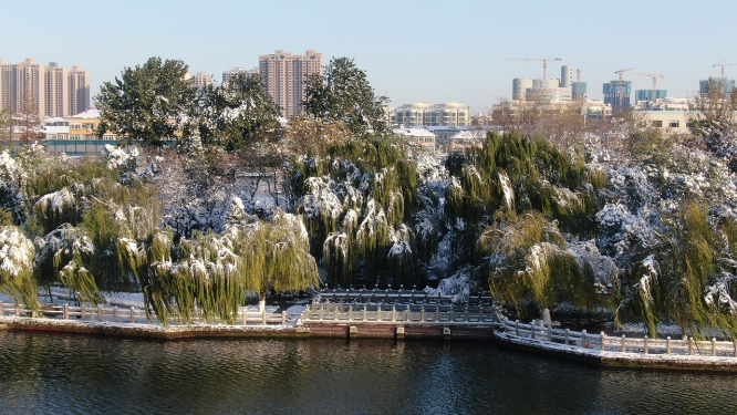 航拍冬天雪景济南大明湖