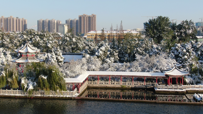 航拍冬天雪景济南大明湖