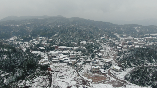 航拍南方丘陵村庄雪景