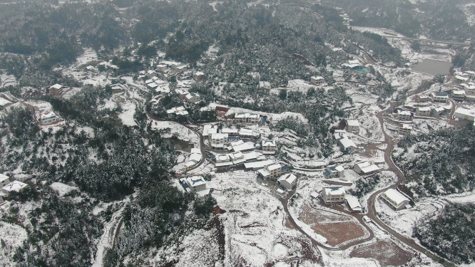 航拍南方丘陵村庄雪景