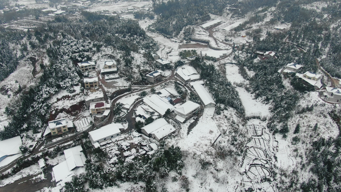 航拍南方丘陵村庄雪景