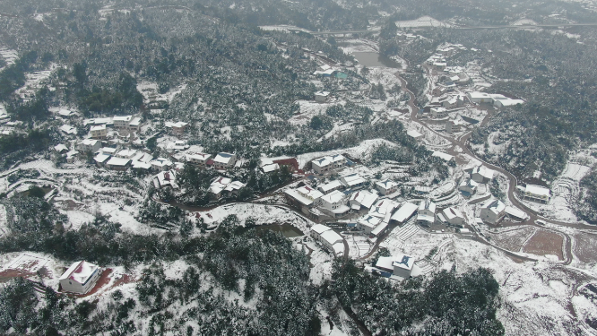 航拍南方丘陵村庄雪景