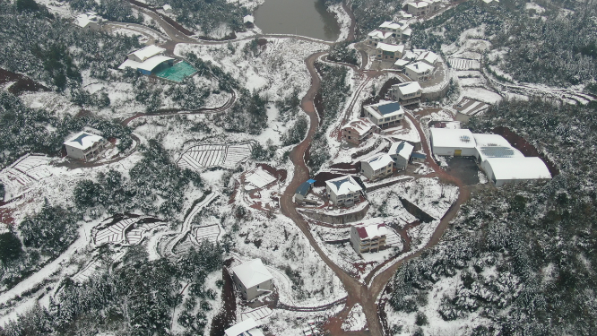 航拍南方丘陵村庄雪景