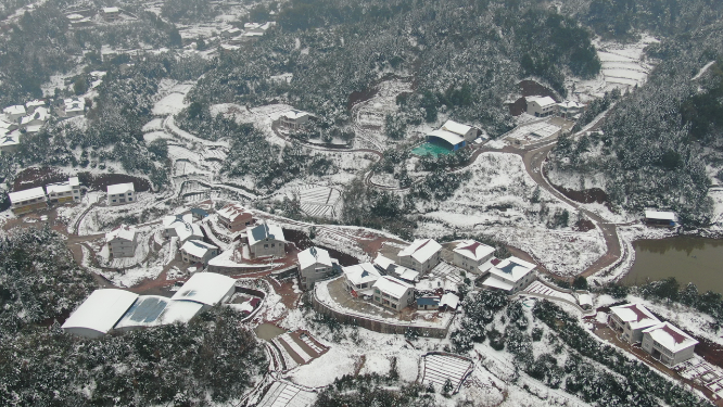 航拍南方丘陵村庄雪景