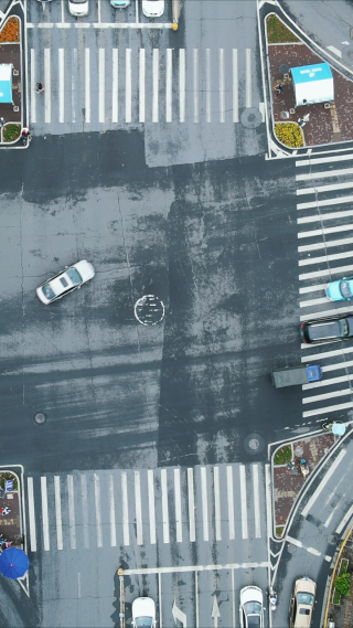 航拍城市十字路口交通车流竖版视频 