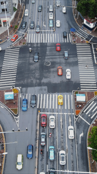 航拍城市十字路口交通车流竖版视频 